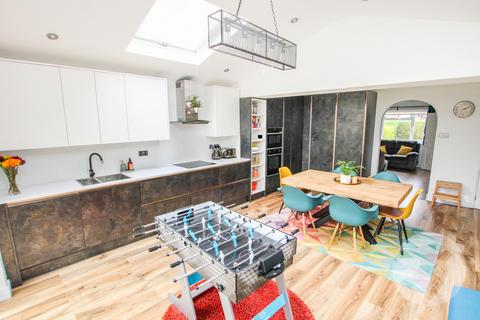 3 bedroom end of terrace house for sale - Eltham Palace Road, London, SE9