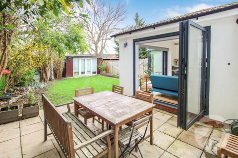 174 Eltham Palace Road, London, SE9 5LZ