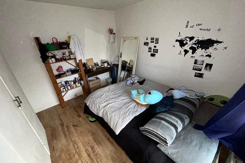 1 bedroom in a house share to rent, Pigott Street, London, E14