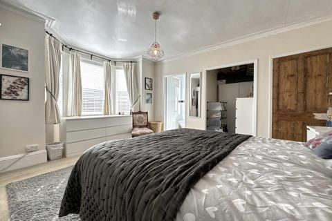 4 bedroom end of terrace house for sale, Soper Grove, Basingstoke, Hampshire, RG21