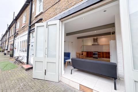 3 bedroom house to rent - Victoria Mews, London NW6