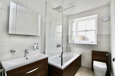 2 bedroom flat to rent, Belvedere Road, London SE19