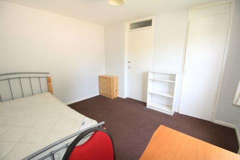 4 bedroom flat to rent - Oliver Close, Nottingham NG7