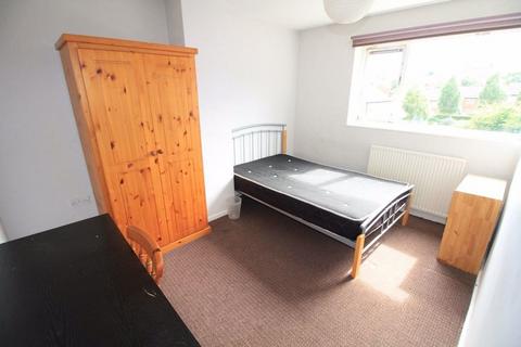 4 bedroom flat to rent, Oliver Close, Nottingham NG7