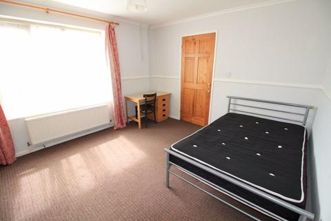 4 bedroom semi-detached house to rent, Oliver Close, Nottingham NG7