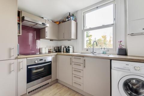 2 bedroom apartment to rent, Russell Road London N13