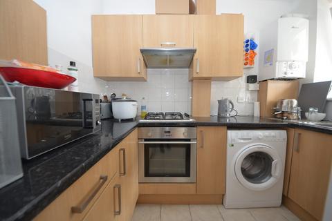 1 bedroom in a flat share to rent - Meadow Road, London SW8