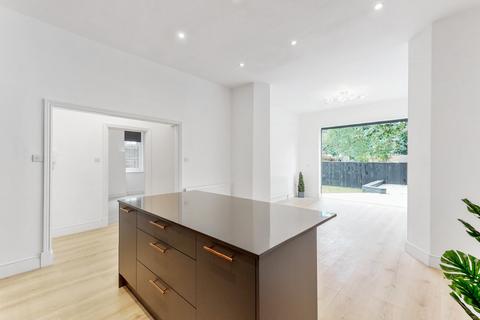 Flat 4, 19 Elmers End Road, London, SE20 7ST