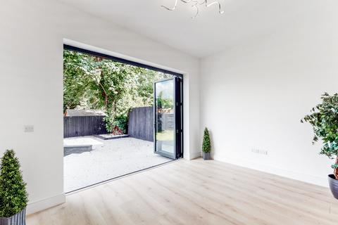 Flat 4, 19 Elmers End Road, London, SE20 7ST