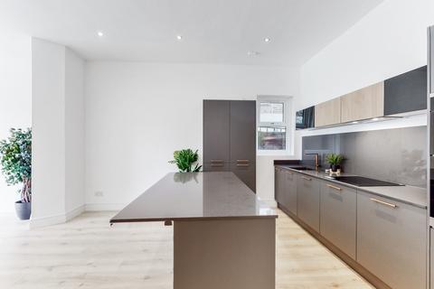 Flat 4, 19 Elmers End Road, London, SE20 7ST