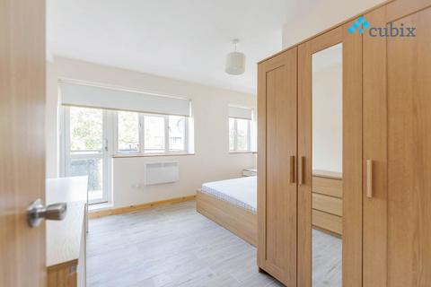 3 bedroom flat to rent, County Street, London SE1
