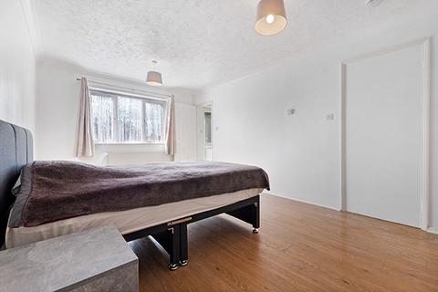 4 bedroom semi-detached house to rent, Stevens Walk, Colchester CO4