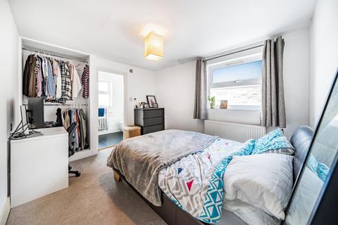 2 bedroom flat for sale - Nealden Street, Clapham