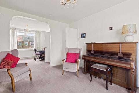3 bedroom semi-detached house for sale - Clarkston Road, Stamperland