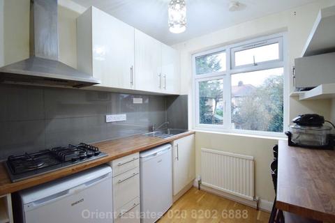 1 bedroom in a house share to rent - Clovelly Ave, Colindale