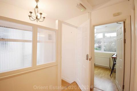 1 bedroom in a house share to rent - Clovelly Ave, Colindale