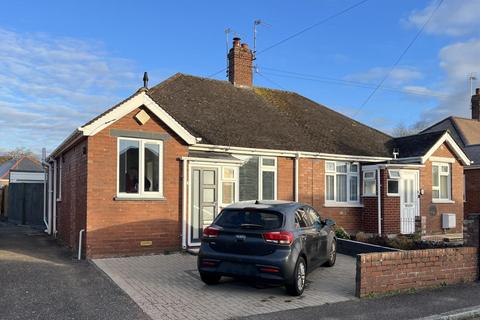 2 bedroom bungalow to rent, Summer Close, Whipton