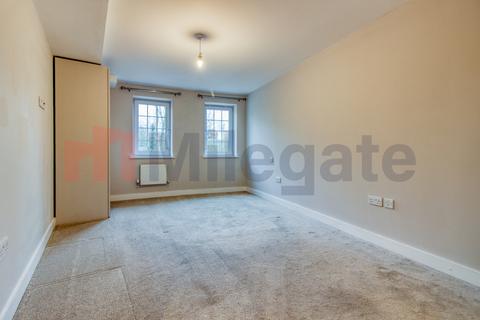 3 bedroom flat to rent, French Street, Sunbury-On-Thames TW16