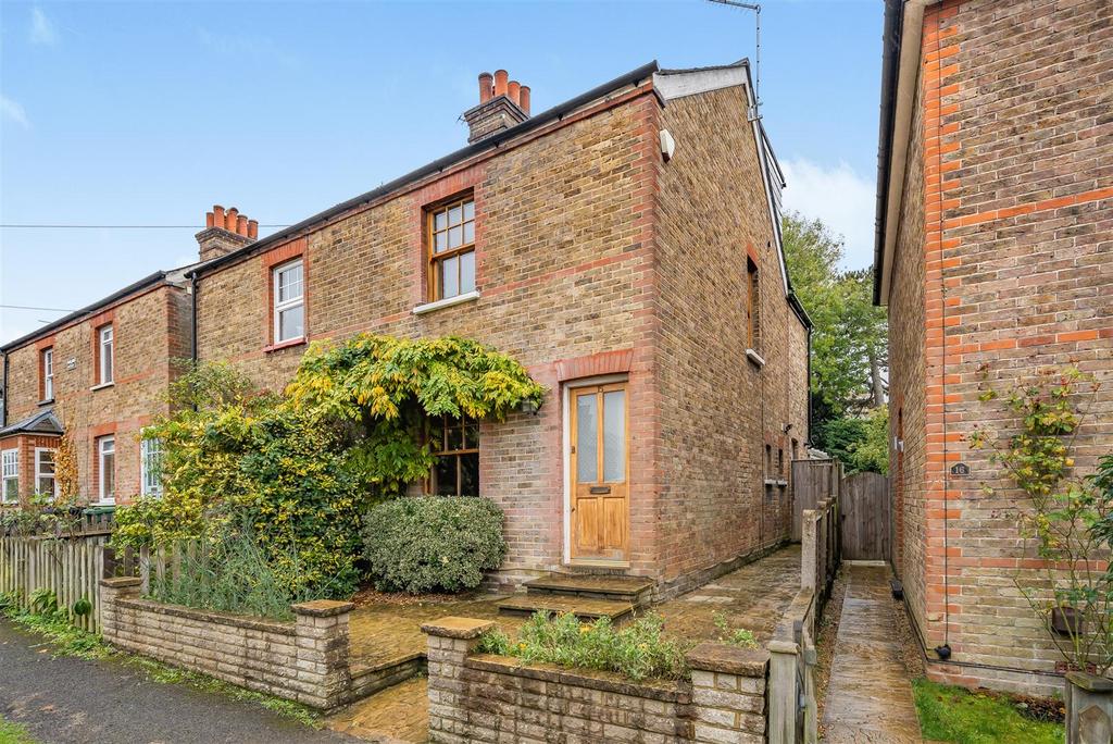 Gladstone Road, Ashtead KT21 3 bed semidetached house for sale £680,000