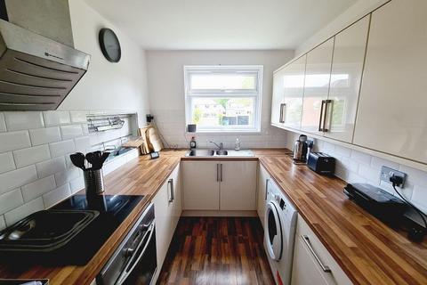 2 bedroom flat for sale, Pelham Way, Great Bookham KT23