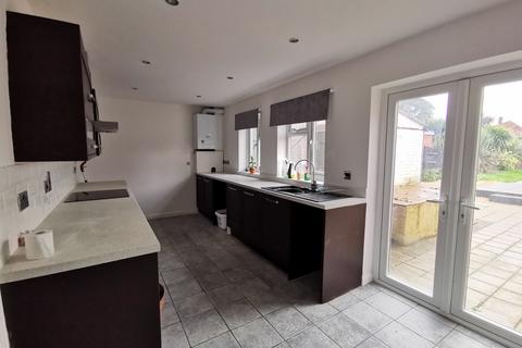 3 bedroom semi-detached house to rent, Prince Charles Road, Colchester