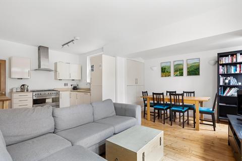 2 bedroom flat for sale - Clapham Common West Side, London, SW4