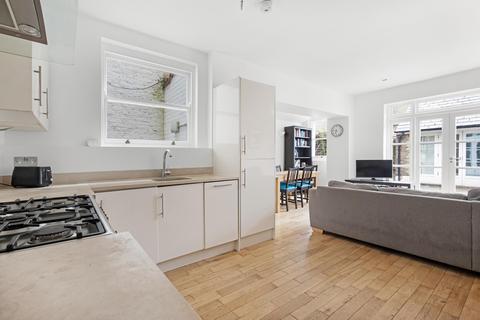 2 bedroom flat for sale, Clapham Common West Side, London, SW4