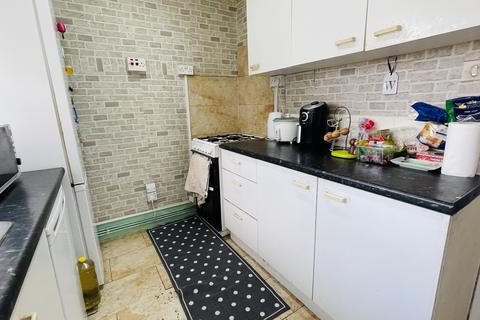 3 bedroom flat for sale, Ilford Lane, Ilford IG1