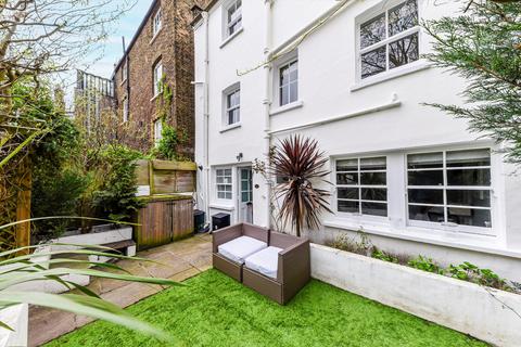 3 bedroom terraced house to rent, Pond Square, London, N6