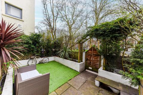 3 bedroom terraced house to rent, Pond Square, London, N6