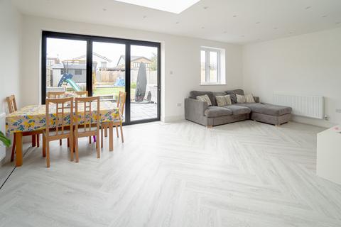 39 Burnham Road, Hullbridge, Hockley, SS5 6BG