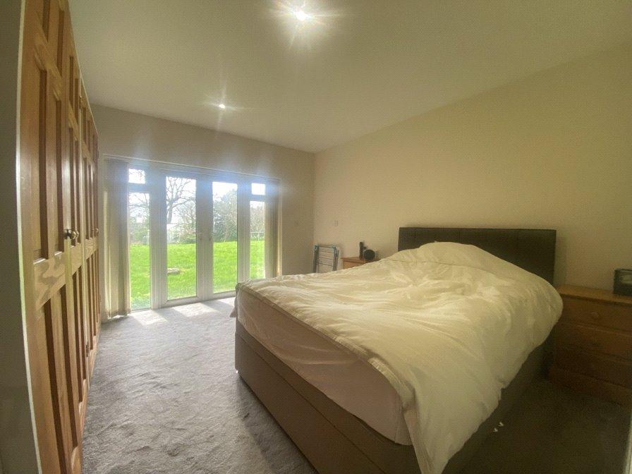 Rockshaw Road, Merstham, Redhill... 2 bed detached house £1,600 pcm