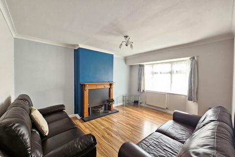 2 bedroom flat to rent, Caernarvan Drive, Clayhall, IG5