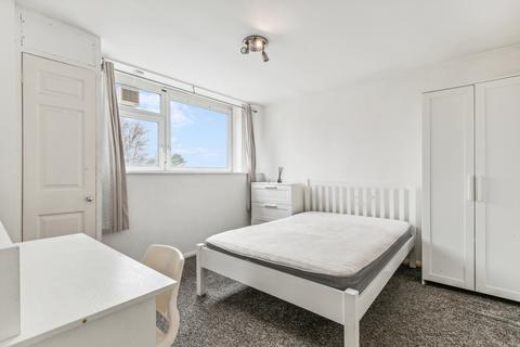 3 bedroom flat to rent - Maskell Road, London