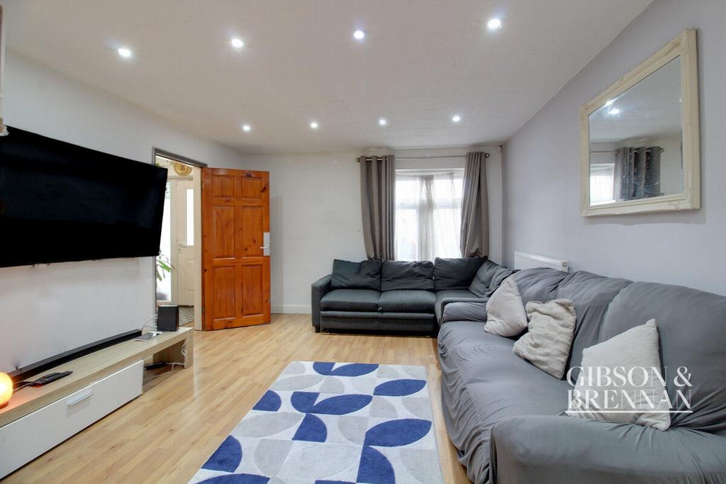 Ballards Walk, Basildon, SS15 3 bed terraced house for sale £300,000