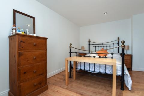 2 bedroom flat to rent, Smugglers Way Wandsworth SW18