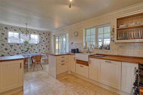 3 bedroom bungalow for sale, Walton on the Naze CO14