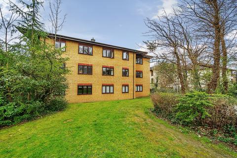 Flat 4, 69 Albemarle Road, Beckenham, BR3 5HW