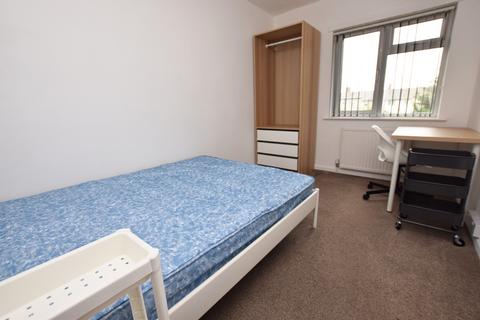5 bedroom semi-detached house to rent, London Road, Northampton NN4