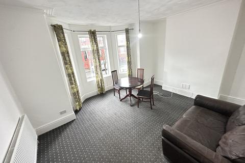 4 bedroom terraced house to rent - Kensington Avenue, Manchester, M14