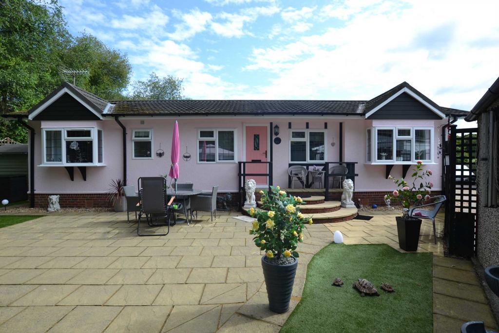 Liphook Road, Bordon GU35 2 bed park home for sale £250,000