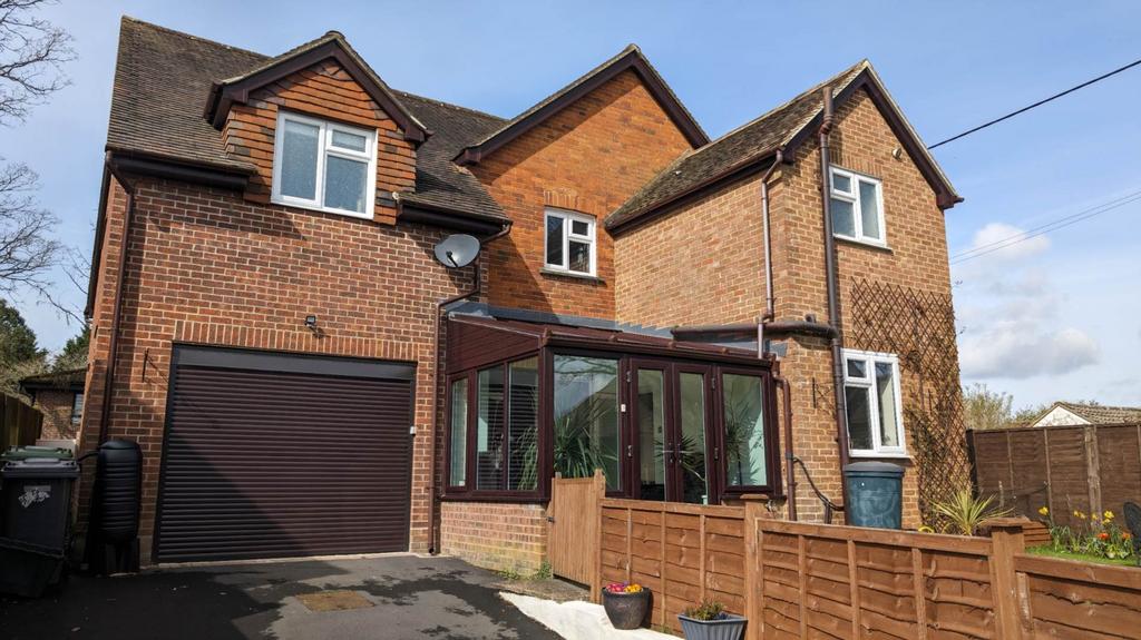 Hendon Road, Bordon GU35 4 bed detached house for sale £485,000