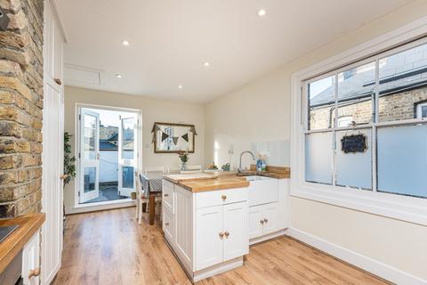 3 bedroom flat to rent, Silverthorne Road, London SW8