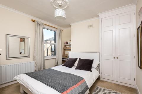 3 bedroom flat to rent, Silverthorne Road, London SW8