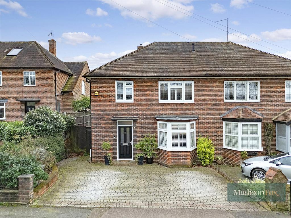 Friday Hill West, Chingford E4 3 bed semidetached house £600,000