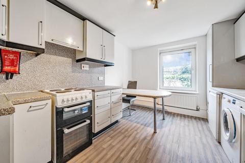 3 bedroom flat for sale, Dagnall Park, South Norwood