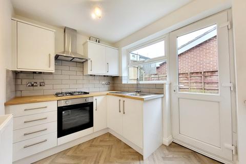 2 bedroom flat to rent - Fowler Street, Macclesfield, Cheshire, SK10