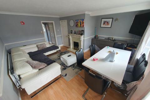 3 bedroom end of terrace house to rent, Howth Drive, Reading RG5