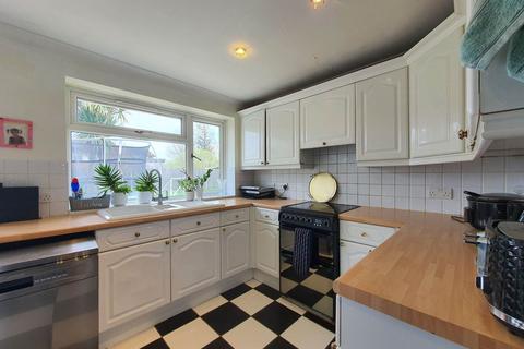 3 bedroom end of terrace house to rent, Howth Drive, Reading RG5
