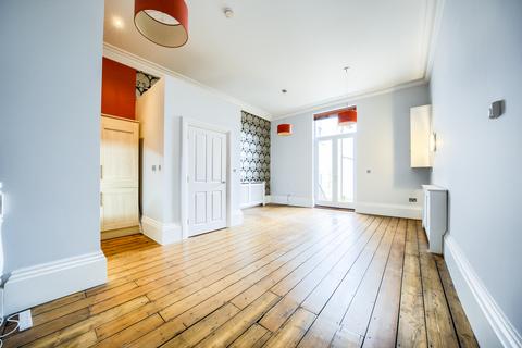 2 bedroom flat to rent, Warwick Place, Leamington Spa, CV32